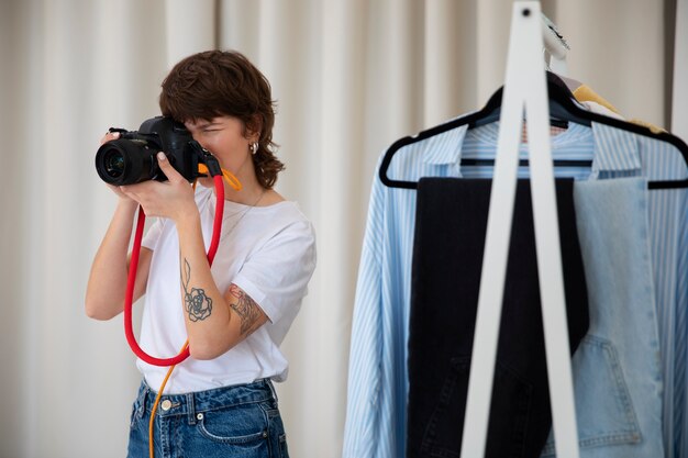 Wyspecjalizowany fotograf o średnim ujęciu robiący zdjęcia