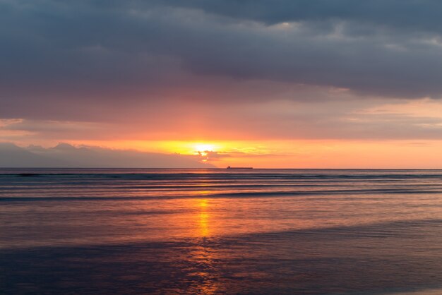 Wyświetlanie na wyspie Bali na zachodzie słońca