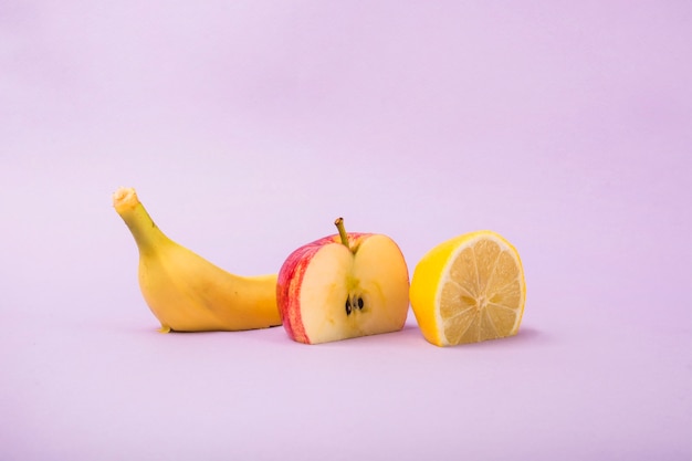 Wytnij jabłko, banan i pomarańczę