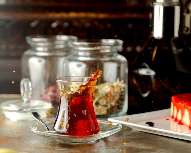 Wytrząsana czarna herbata w tradycyjnym azerskim kieliszku w kształcie gruszki