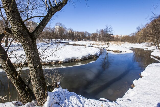 Yauza rzeka w Moskwa podczas zimy z ziemią zakrywającą w śniegu