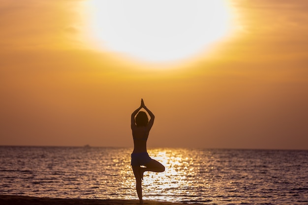 Bezpłatne zdjęcie yoga vriksasana stwarzają