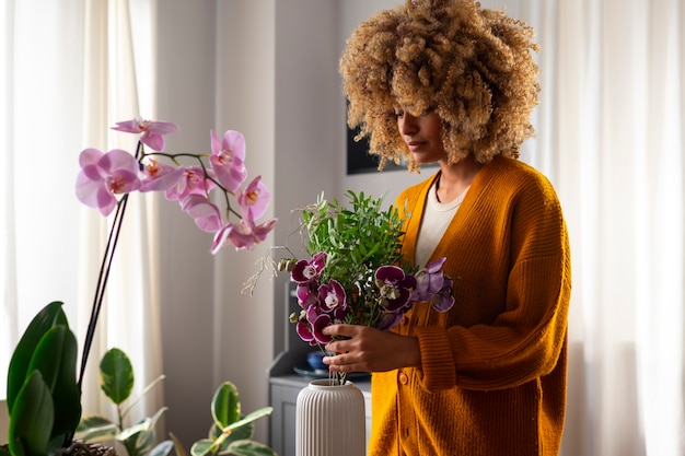 Z Bliska Kobieta Dekorująca Swój Dom Orchideami