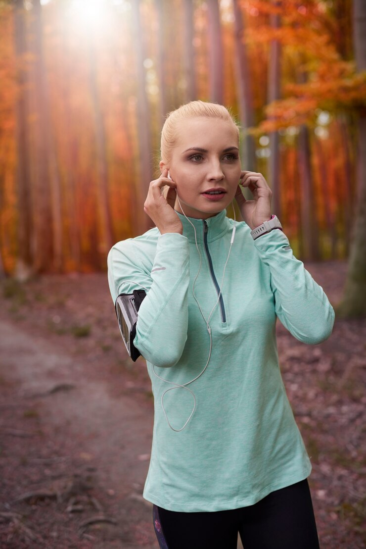 Bezpłatny plik Zdjęcie z bliska młoda piękna kobieta biegająca