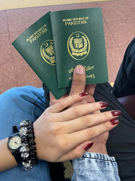 Bezpłatne zdjęcie z bliska ręka trzymająca paszport pakistański na białym tle