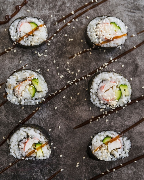 Bezpłatne zdjęcie z bliska strzał sushi rolki z sezamem