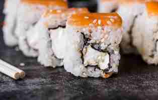 Bezpłatne zdjęcie z bliska strzał sushi roll z nasionami