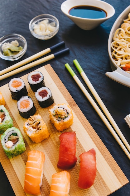 Z góry sushi w pobliżu pałeczki i przyprawy