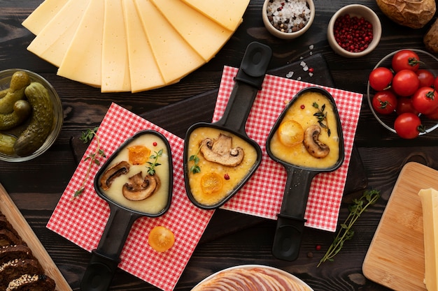 Z góry widok raclette z składnikami i pysznym jedzeniem