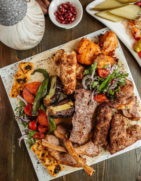 Z góry widok talerza kebaba z żebrami, kurczaka lula tikka i warzyw kebab