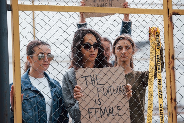 Z żółtą taśmą ostrzegawczą. Grupa feministek protestuje w obronie swoich praw na świeżym powietrzu