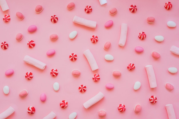Bezpłatne zdjęcie zabawa kompozycja z marshmallows, cukierki i słodycze
