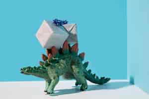 Bezpłatne zdjęcie zabawka dinozaura w prezentach