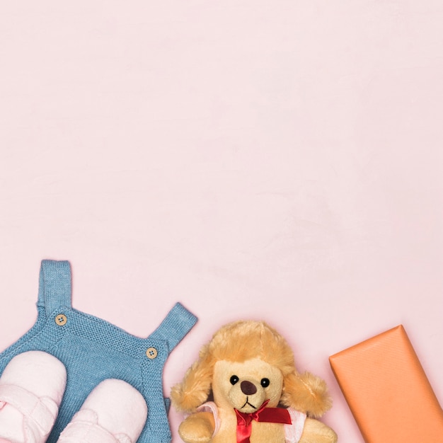Bezpłatne zdjęcie zabawka i strój dla dziecka na dzień matki z miejsca kopiowania