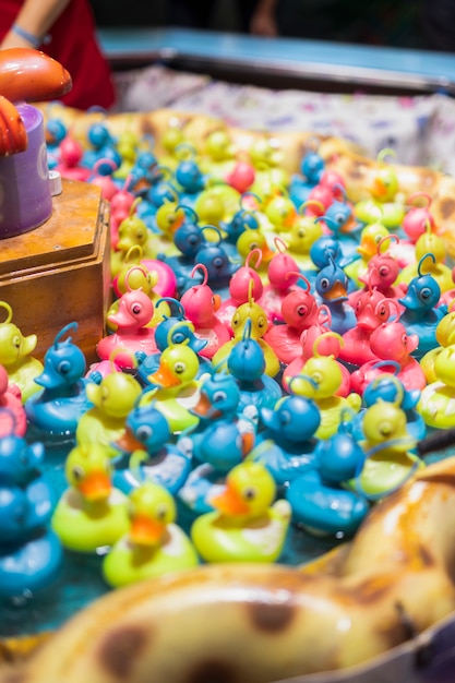 Zabawka kaczka wędkarska z kolorowymi kaczuszkami