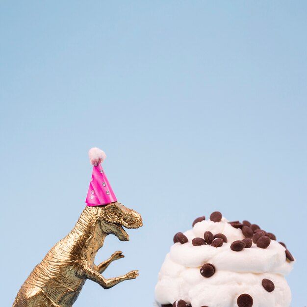 Zabawkowy dinozaur i pyszne muffinki