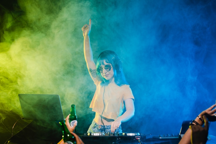 Bezpłatny plik Zdjęcie zabawna dj z podniesioną ręką