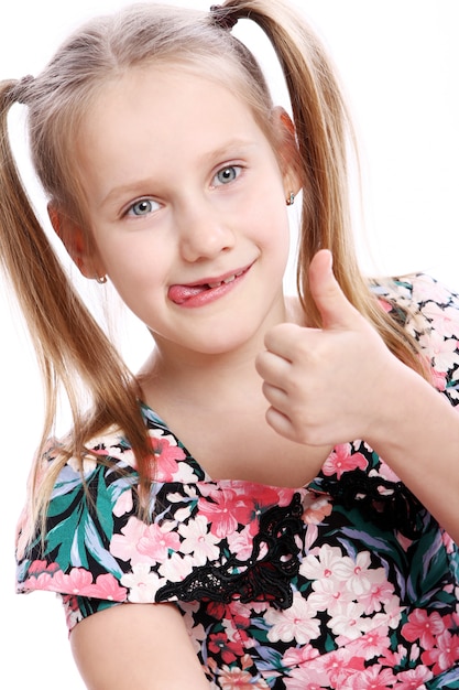 Bezpłatne zdjęcie zabawna dziewczyna z kciukiem do góry