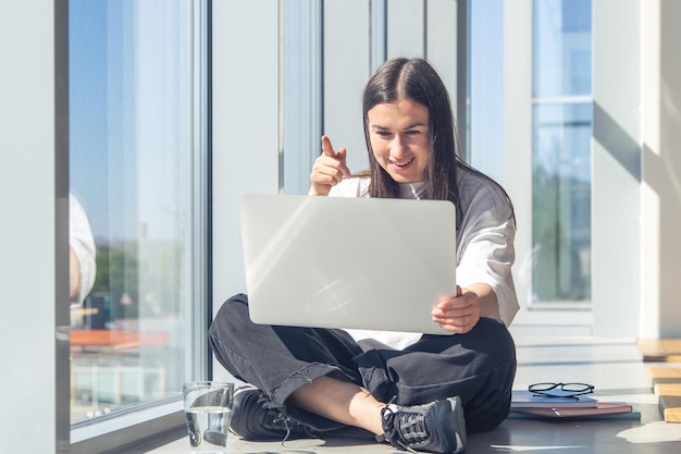 Zabawna Młoda Kobieta Przed Ekranem Laptopa W Biurze