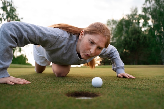 Bezpłatne zdjęcie zabawna scena z kobietą na polu golfowym