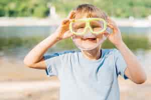 Bezpłatne zdjęcie zabawny chłopak z okularami