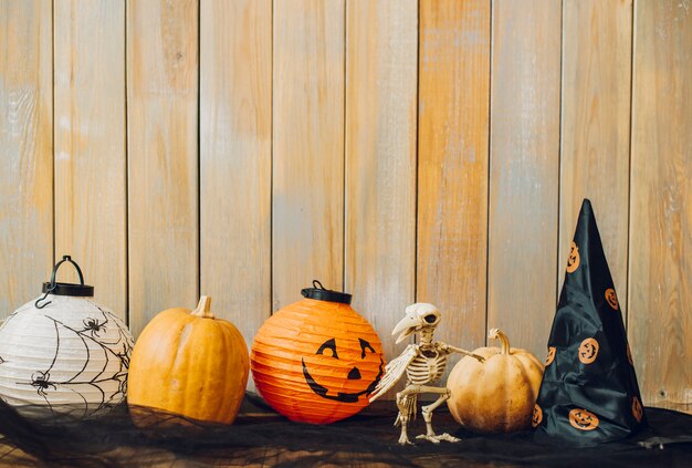 Zabawny ptak szkielet pośród Halloween rzeczy