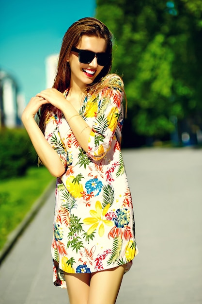 Zabawny stylowy seksowny uśmiechnięty piękny młoda kobieta model w lecie sukienkę jasny hipster tkaniny na ulicy