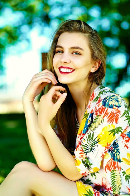 Zabawny stylowy seksowny uśmiechnięty piękny młoda kobieta model w lecie sukienkę jasny hipster tkaniny na ulicy