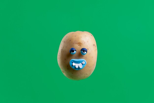 Zabawny ziemniak z naklejką na twarz