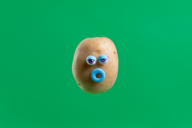 Zabawny ziemniak z naklejką na twarz