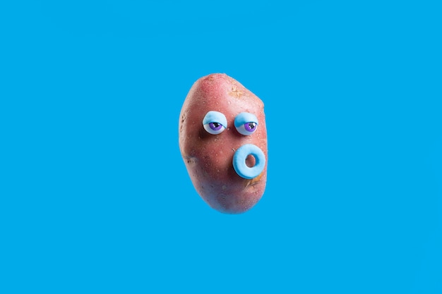 Bezpłatne zdjęcie zabawny ziemniak z naklejką na twarz