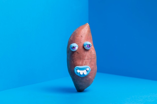 Bezpłatne zdjęcie zabawny ziemniak z uroczą naklejką