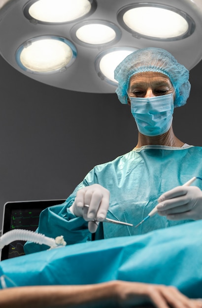 Bezpłatne zdjęcie zabieg chirurgiczny w szpitalu wykonany przez lekarzy