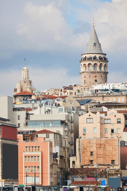 Zabytkowa architektura dzielnicy Beyoglu i średniowieczny punkt orientacyjny wieży Galata w Stambule, Turcja