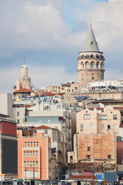 Zabytkowa architektura dzielnicy Beyoglu i średniowieczny punkt orientacyjny wieży Galata w Stambule, Turcja