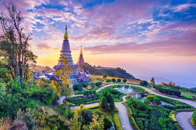 Bezpłatne zdjęcie zabytkowa pagoda w parku narodowym doi inthanon w chiang mai w tajlandii.