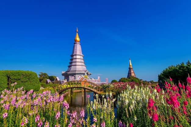 Bezpłatne zdjęcie zabytkowa pagoda w parku narodowym doi inthanon w chiang mai w tajlandii.