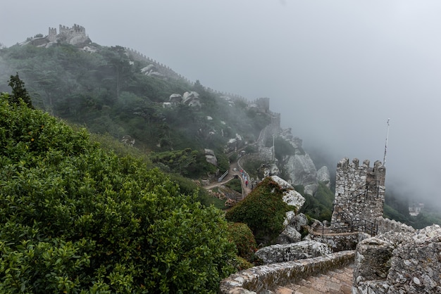 Zabytkowy zamek Maurów w Sintrze w Portugalii w mglisty dzień