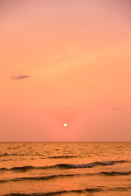 Zachód słońca na plaży