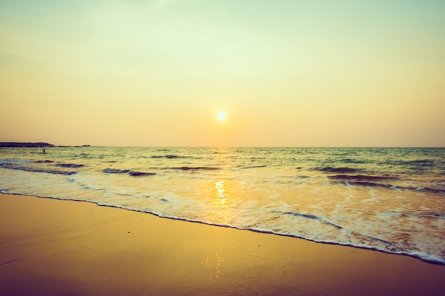 Bezpłatne zdjęcie zachód słońca na plaży