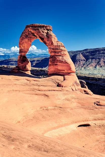 Bezpłatne zdjęcie zachód słońca na słynnym delicate arch, usa