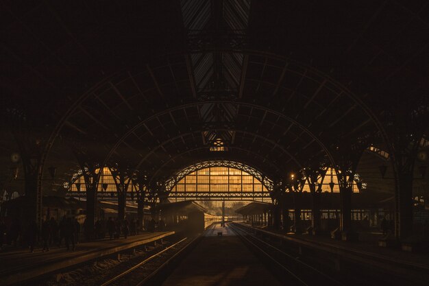 Zachód słońca na stacji kolejowej
