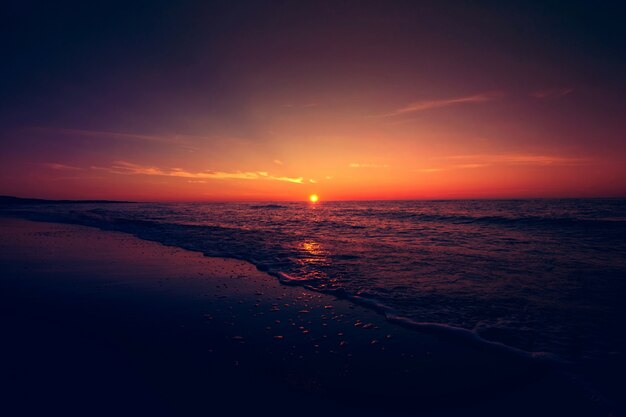 Zachód słońca nad morzem.