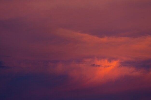 Zachód słońca niebo Różowe światło z pięknymi chmurami.