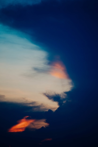 Zachód słońca niebo z chmurami