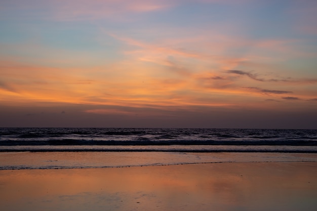Zachód słońca z falami na plaży
