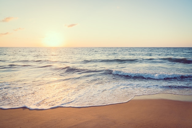 Zachód słońca z morzem i plażą