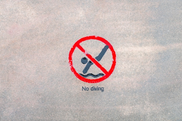 Żaden znak ostrzegawczy nurkowania w basenie.