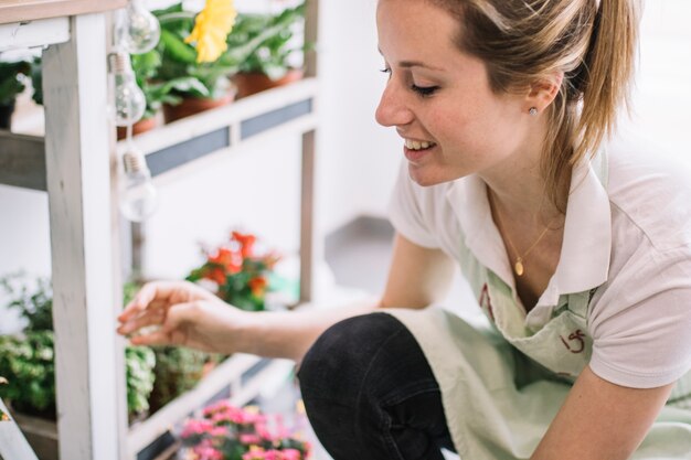 Zadowolona kobieta pracuje w kwiaciarni sklepie