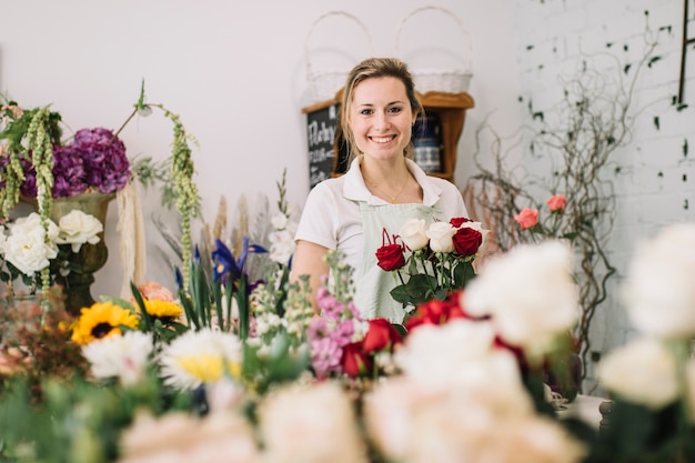Zadowolona kobieta w kwiaciarni sklepie